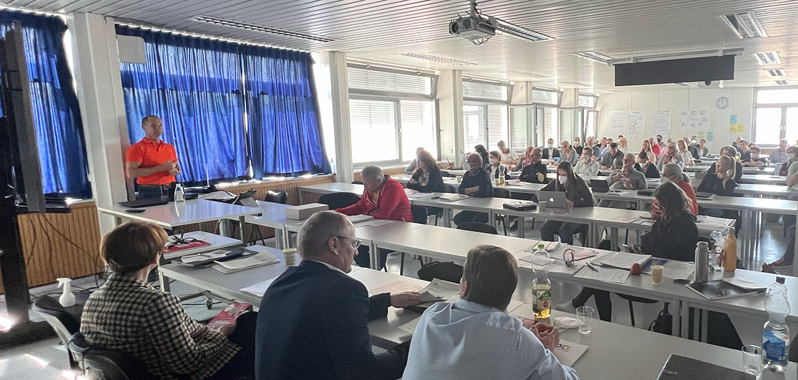 Bei der Mitgliederversammlung 2022, die ebenfalls in Heilbronn  stattfand, wurde an vielen Stellen angeregt diskutiert. | Foto: Nils B. Bohl